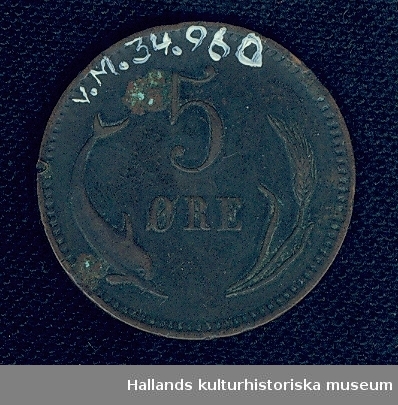 a) Danskt kopparmynt. 5 ØRE (öre).
 1874
. CHRISTIAN IX:s namnchiffer (teckning).
b) 25 öre (diameter 16 mm)