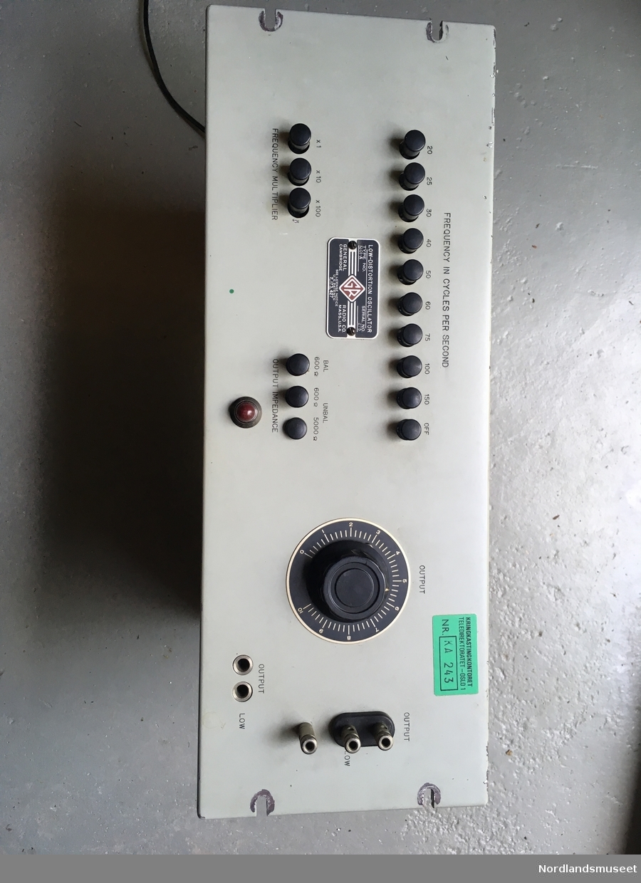 "Testutstyr (støyoscillator )for måling av støy.
 serial no. 275"
Påskrift:
"Kringkastingskontoret Teledirektoratet - Oslo1 
NR KA 243"