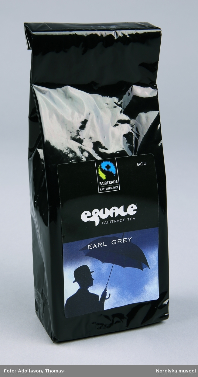 Påse av svart papper för löste. Påklistrade etiketter med bild och text. På framsidan: "Eguale Fairtrade Tea Earl Grey 90g" samt Faitrades logotyp. 
Se länkad fil för beskrivande baksidestext.