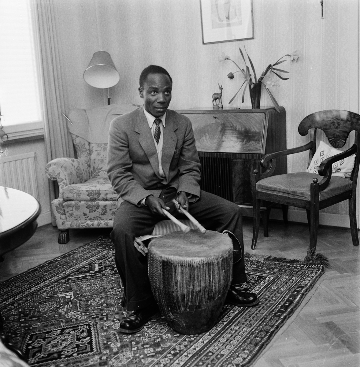 Doktor Mutasa Emil med afrikansk trumma, Uppsala 1958