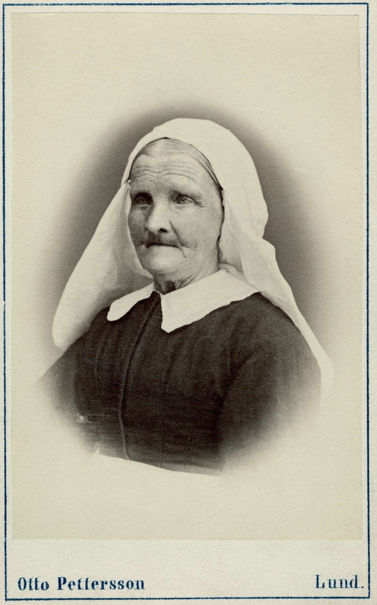 Bröstbild av en äldre kvinna i huvudkläde