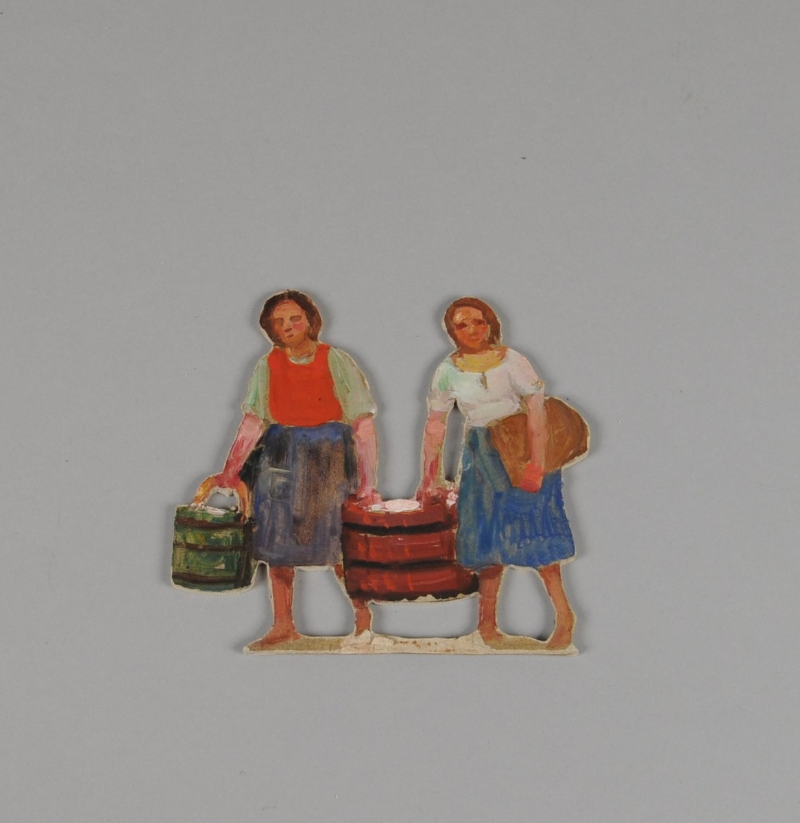 To figurer av papp. Figur 3a forestiller to jenter bærende på vassbøtte. Figur 3b forestiller jente med tekstil rundt armen.