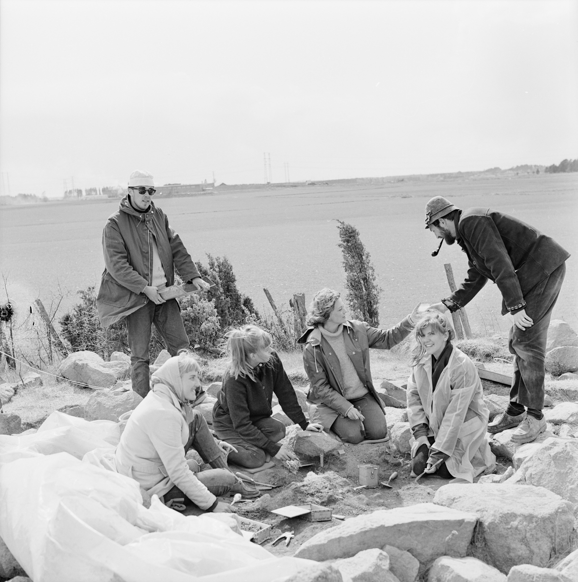 Arkeologisk utgrävning, svärd av järn i vikingagrav, gravfältet Ytterbacken, Vaksala socken, Uppland, maj 1965