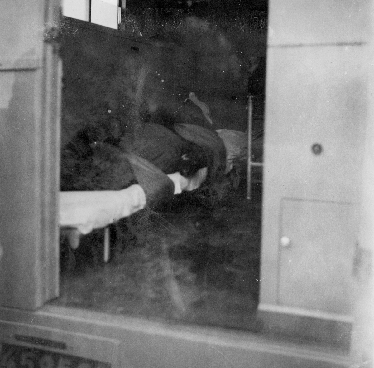 Skadad docka ligger i ambulans vid sjukvårdsövning på F 11 Södermanlands flygflottilj, 1945.

Ur fotoalbum "Sjukvårdsskolan 15/1-15/3 1945" från F 11.