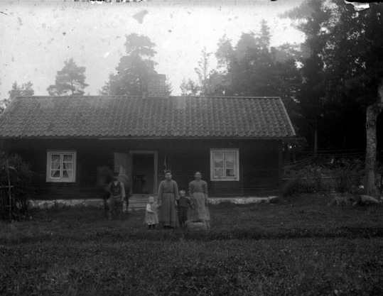 Torp med familj och häst, Lillhärad ca 1910.