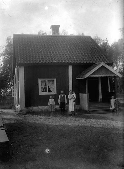 Torp med familj, Lillhärad ca 1910.