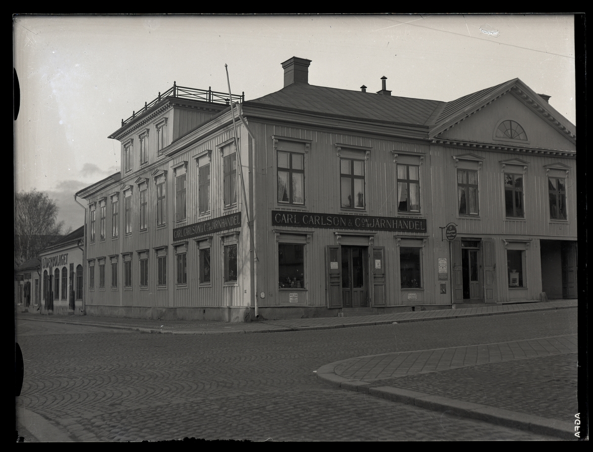 Gatukorsning med Carl Carlson Co AB Järnhandel i Västerås, ca 1910.
