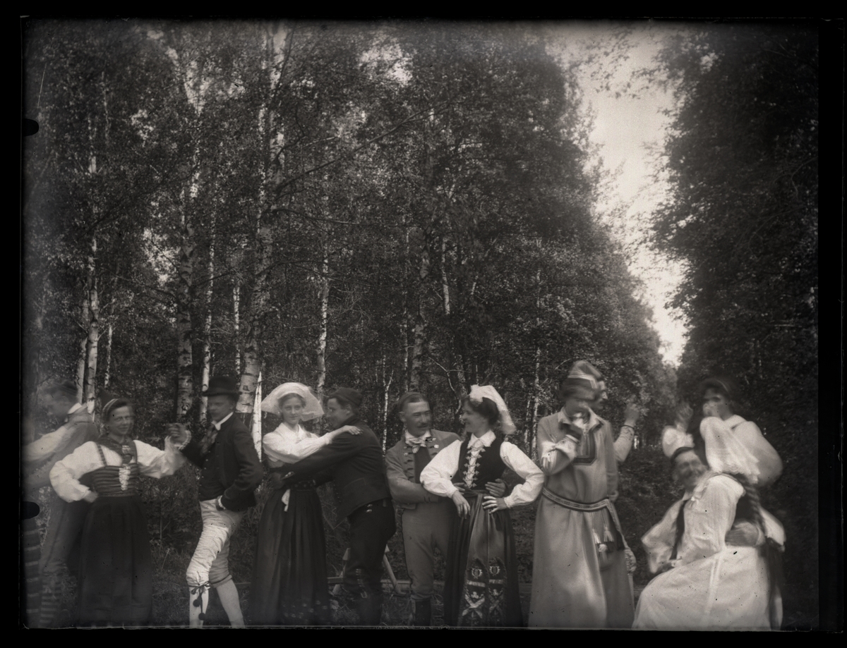 Grupporträtt, folkdans, ca 1910.