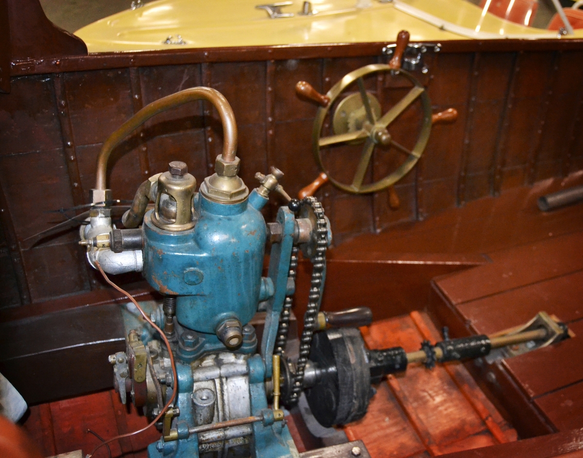 Encylindrig, vattenkyld 3 1/2 hk bensinmotor av fabrikatet De Dion-Bouton tillverkad 1901, monterad i DIXIE.