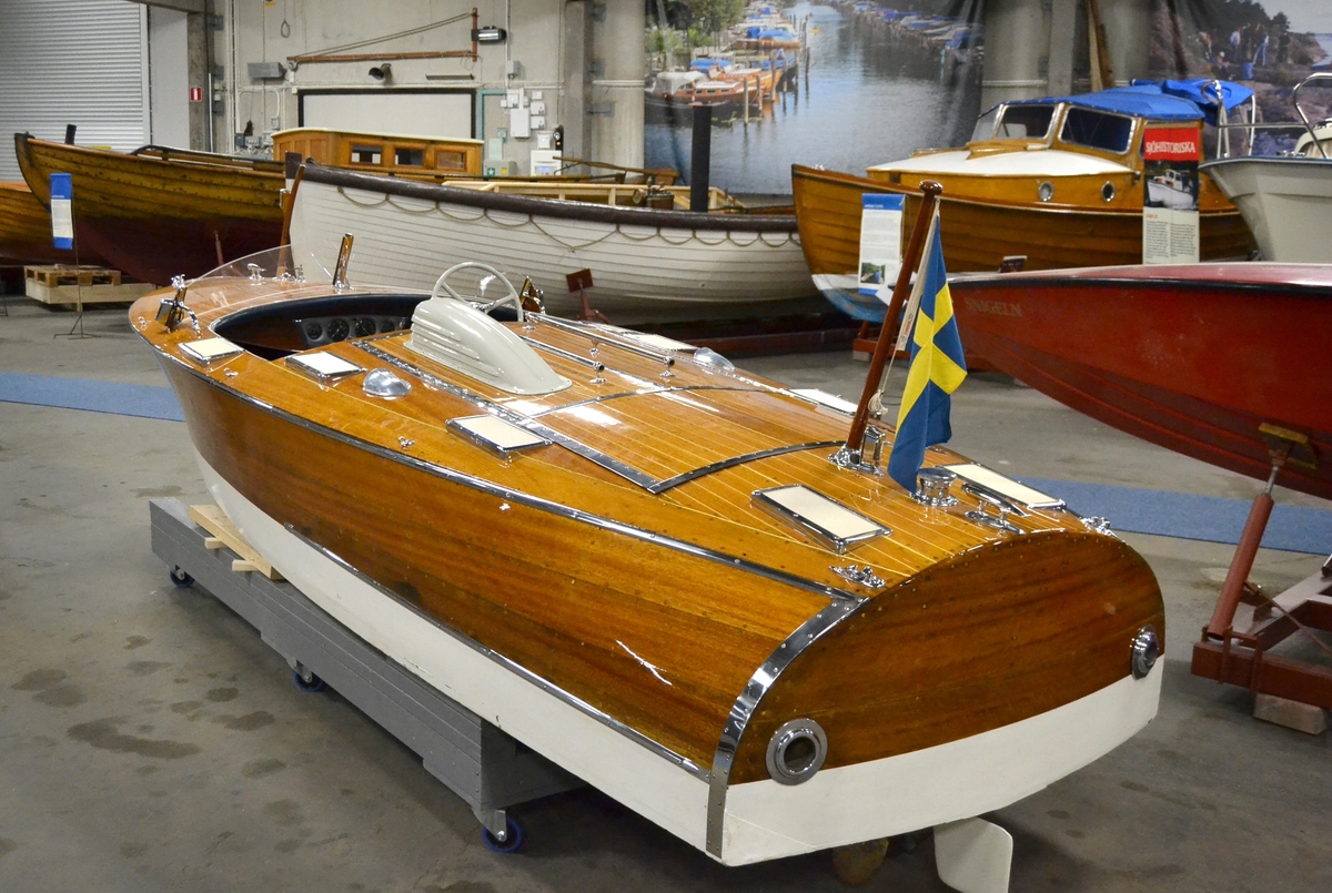 Motorbåten MARY-ANNE i Sjöhistoriska museets båthall på Rindö.