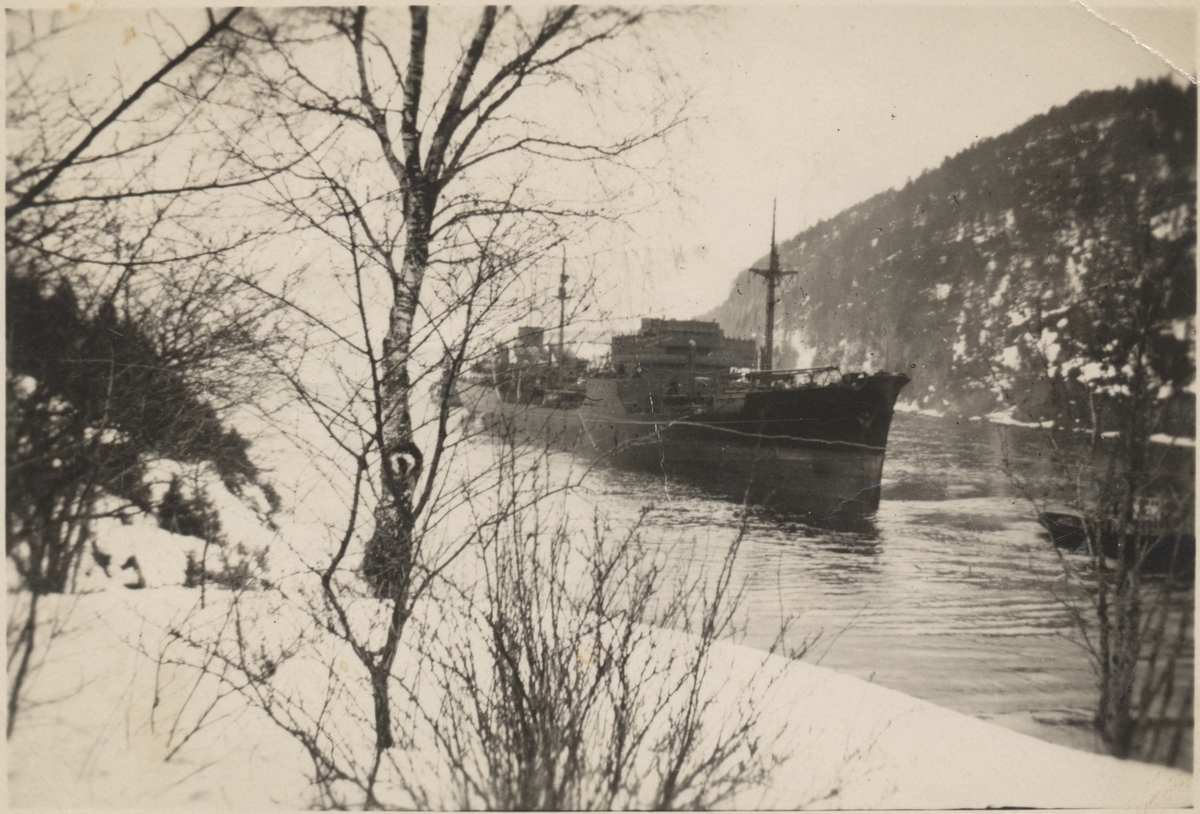Tysk skip i Hoplafjorden i Åsen (Åsenfjord) under 2. verdenskrig.