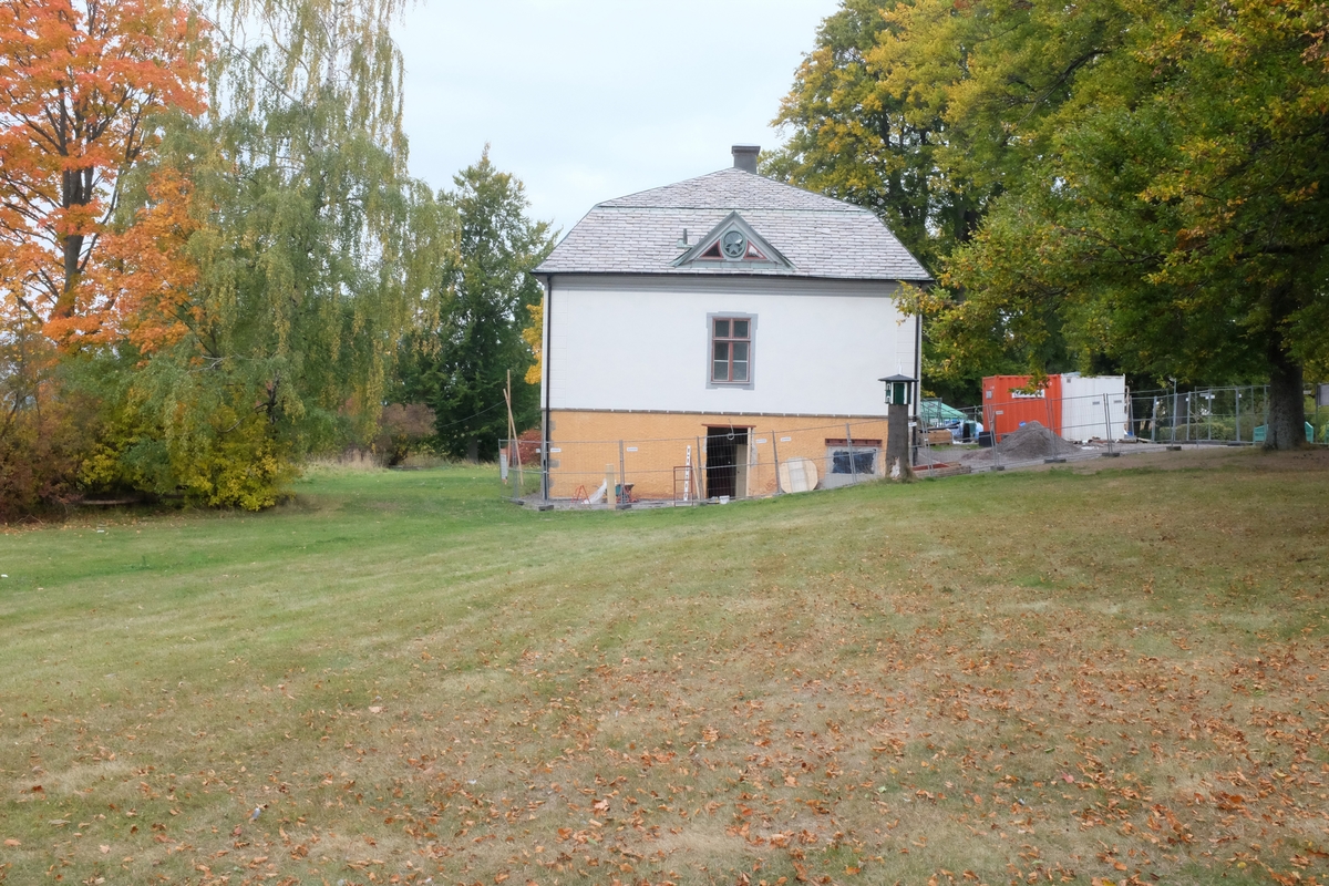 Rosenlunds herrgård i Jönköping, den nordvästra gaveln där avspärrning satts upp för utgrävning av trädgården.