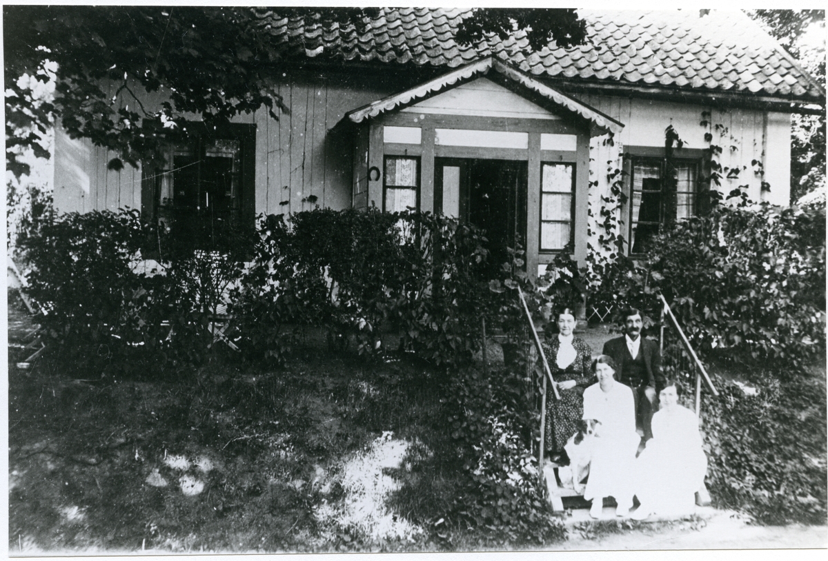 Skinnskatteberg sn, Skinnskattebergs kn, Skinnskattebergs herrgård.
Trädgårdsmästare Carl Andersson med familj på trappan till bostaden, 1912.