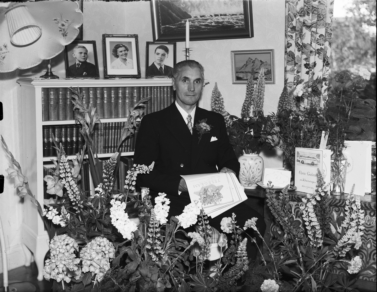 Oscar Godeau omgiven av blommor på 50-årsdagen, Östhammar, Uppland 1949