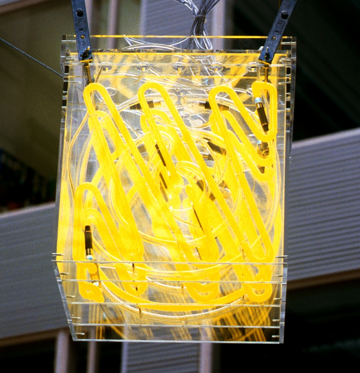 Billedhuggeren Carl Nesjar og komponisten Arne Nordheim har i samarbeid laget installasjonen Gilde på Gløshaugen som består av elektronisk lyd og lys. Kunsten er inspirert av byggets form og aktiviteten i bygget. Carl Nesjars lysinstallasjoner omfatter 7 kuber i plexiglass med 6 neonrør i hver. Nordheims lydinstallasjoner oppleves i samspill med Nesjars pulserende neonkuber og påvirkes av ulike faktorer som temperatur, vindhastighet, dagslys, regn og antall mennesker i bygget. Lydinstallasjonen er delt i ulike sekvenser og fordelingshastigheten av lyder rundt i bygget er bestemt av trafikken forbi tellerne. Jo flere mennesker som passerer tellerne innenfor et visst tidsrom, jo hurtigere forflytter sekvensene seg. Det er definert tre lag med lyd som har en egen romlig distribusjon, og er knyttet til en spesiell fargetone i Nesjars kuber.