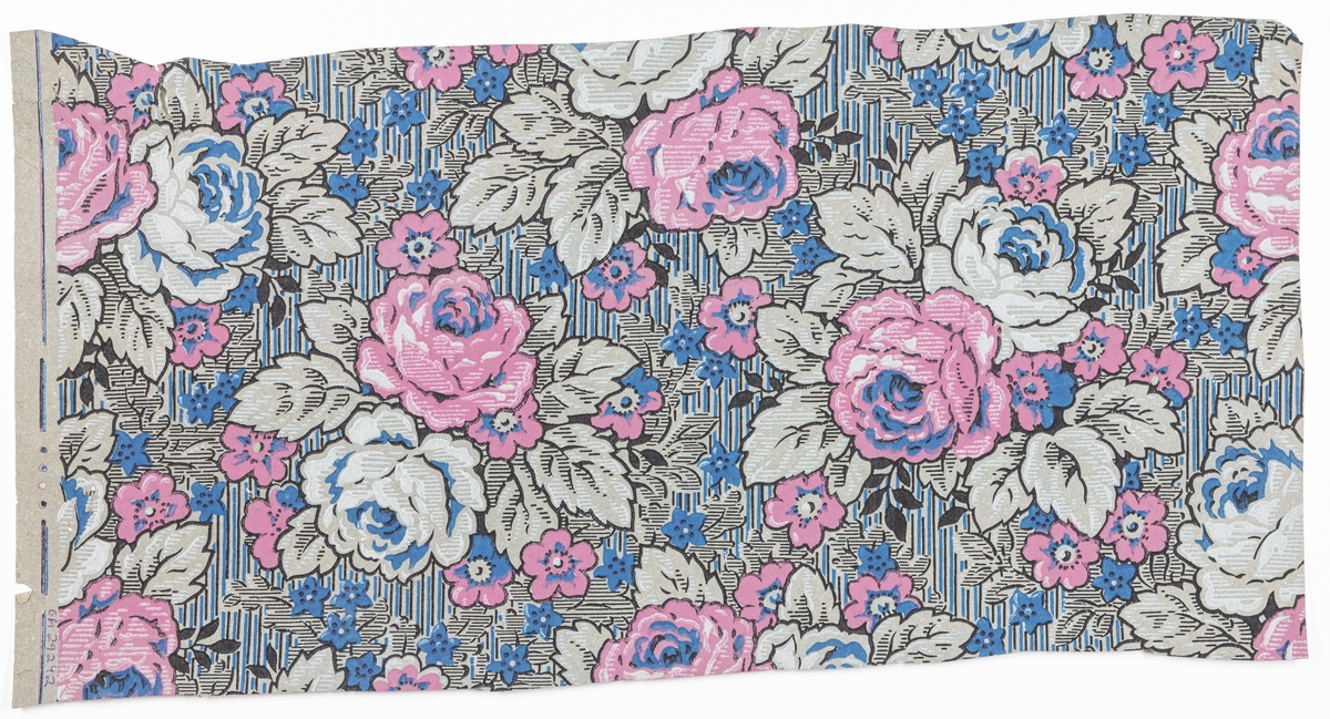 Tätt, yttäckande ytfyllande mönster av rosenbuketter mot vertikalrandig bakgrund. Tryck i blårosa, blått, svart och vitt på obestruken botten av grågrönt genomfärgat papper.'