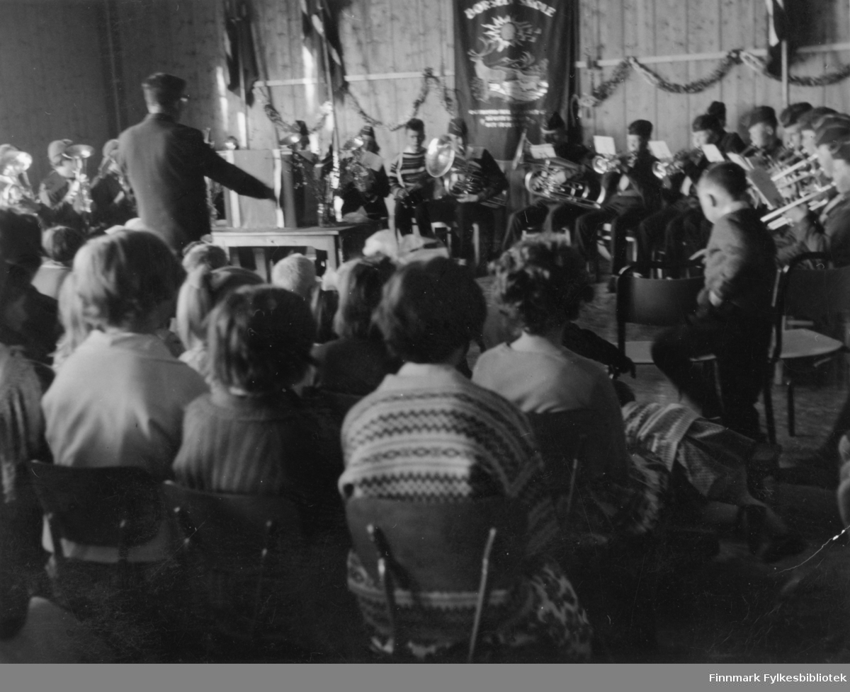 17. mai konsert i gymsalen på Børselv skole i 1962.
