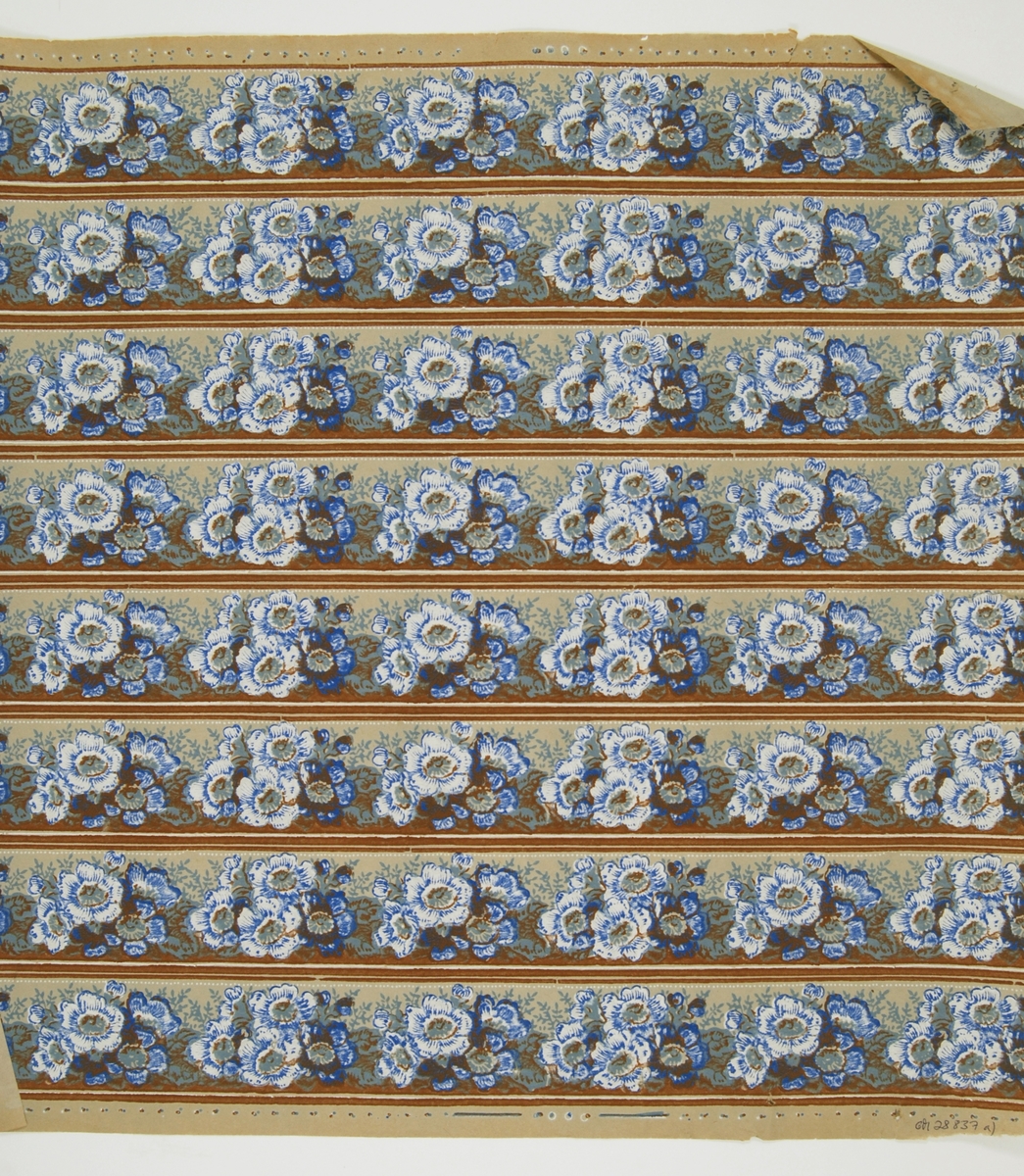 Oskurna tapetbårder med blomstergirlander i blått, vitt och ljusbrunt på obestruken botten av ljust gråbrunt genomfärgat papper. IB