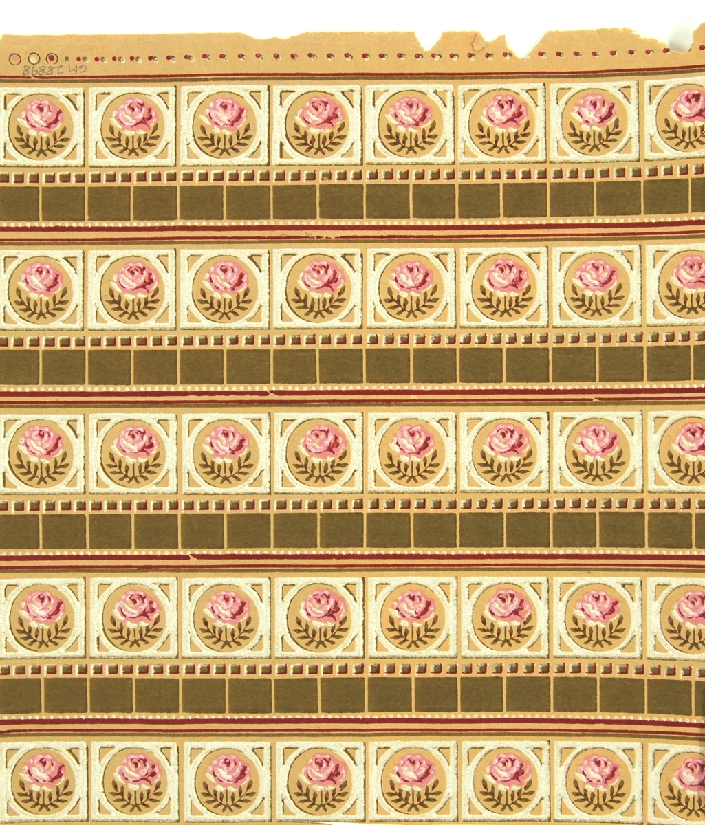 Tapetvåd bestående av fem bårder med återkommande liten ros i medaljong över ett rand-/rutmönster. Tryck i rosa, vitt, rött och grönt i olika nyanserpå ett ofärgat papper.