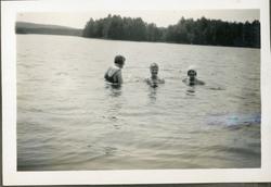 Badende jenter. Ingelsrudsjøen. Trolig 1930-tall.