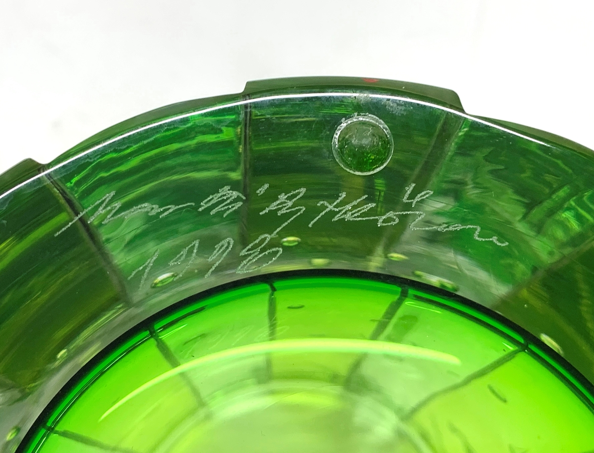 Arielvas av Martti Rytkönen, i grönt underfång med abstrakt motiv. Runt vasen stående breda facetter från botten till mynning. Formgivare Martti Rytkönen.