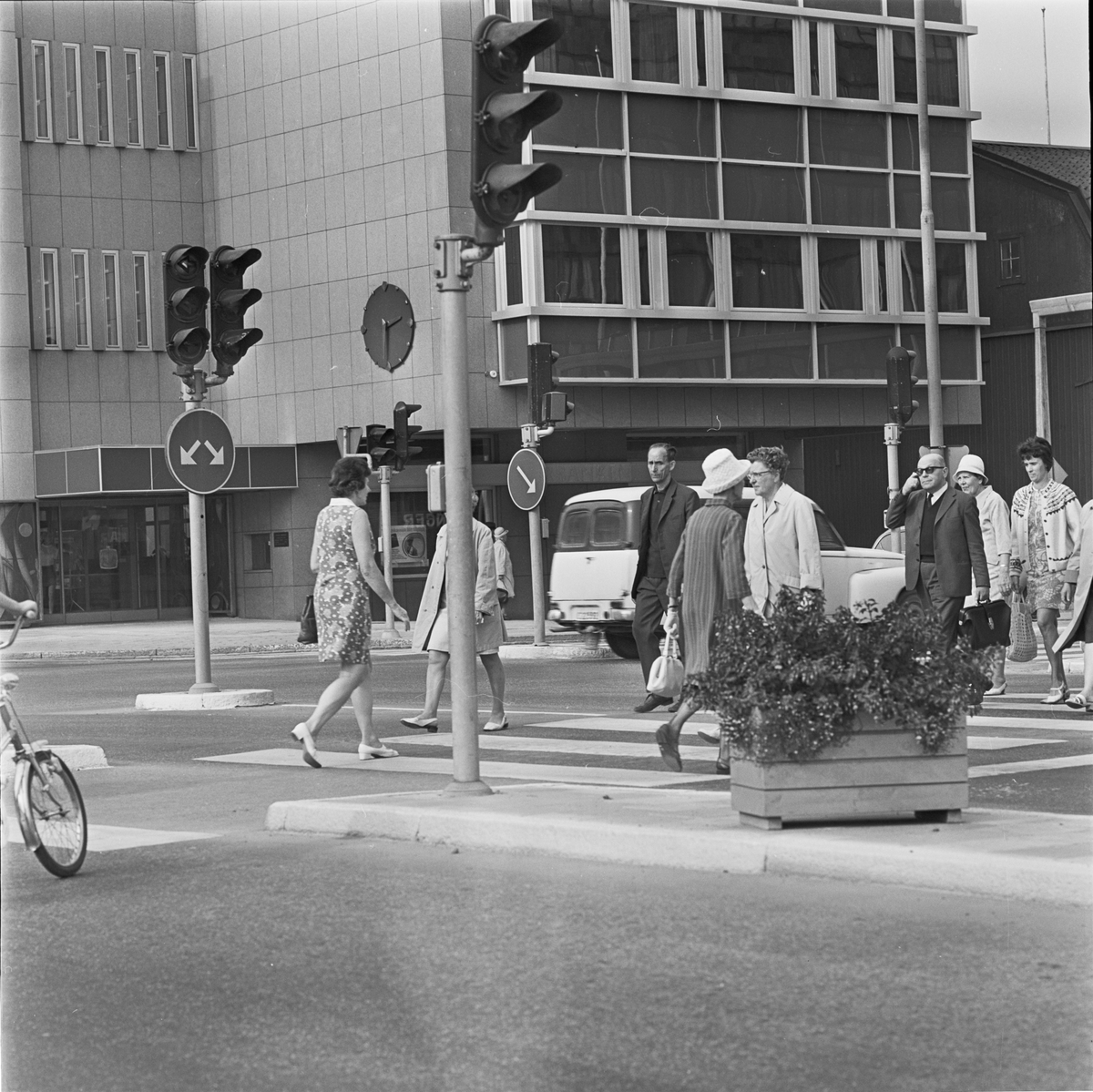 Gångtrafikanter i korsningen Kungsgatan-Vaksalagatan, Uppsala 1970