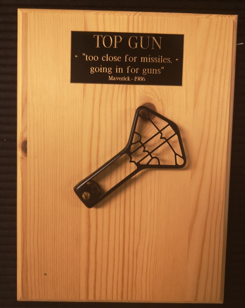 Treplate med textplate og text: TOP GUN "too close formissiles, going in for guns" Maverick-1986.