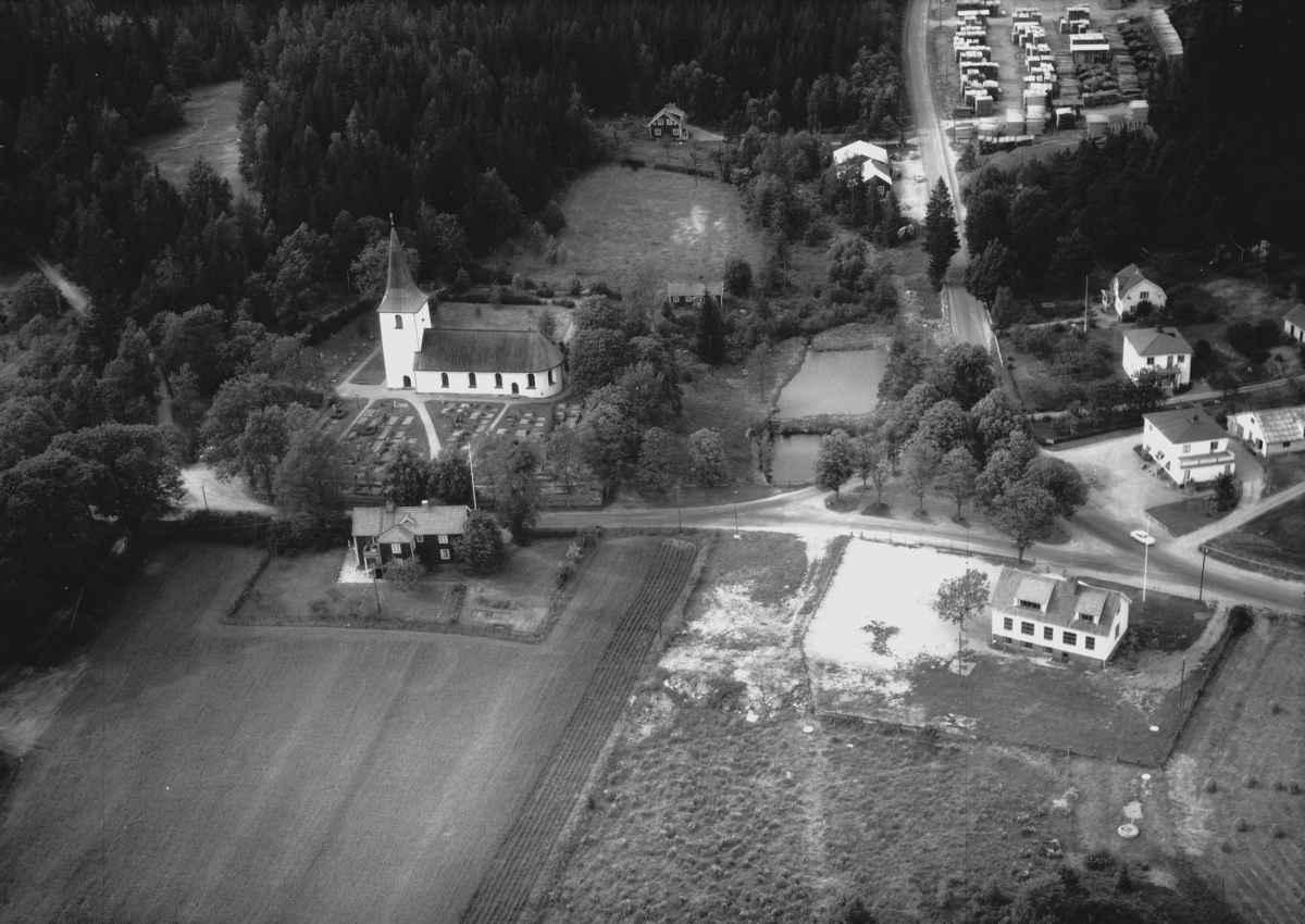 Flygfoto över kyrkan i Nye och området omkring. Vetlanda kommun, Jönköpings län 1057/1967