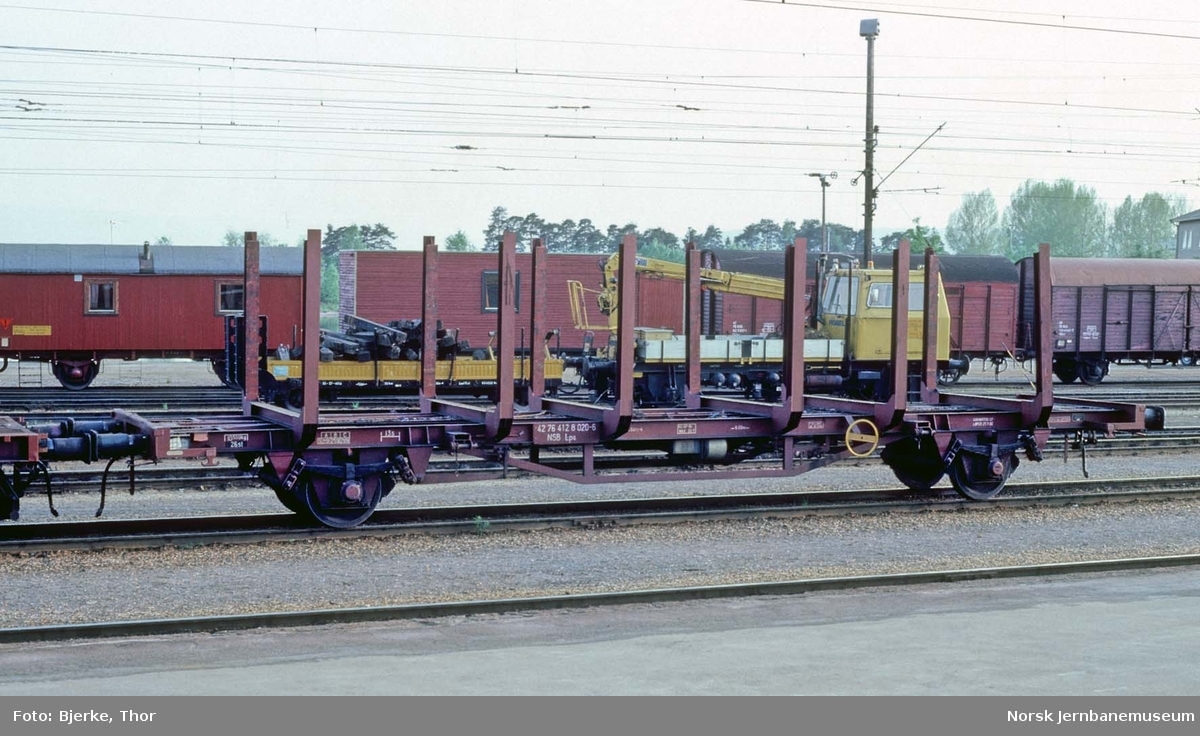 Tømmervogn litra Lps nr. 412 8020 på Hamar stasjon