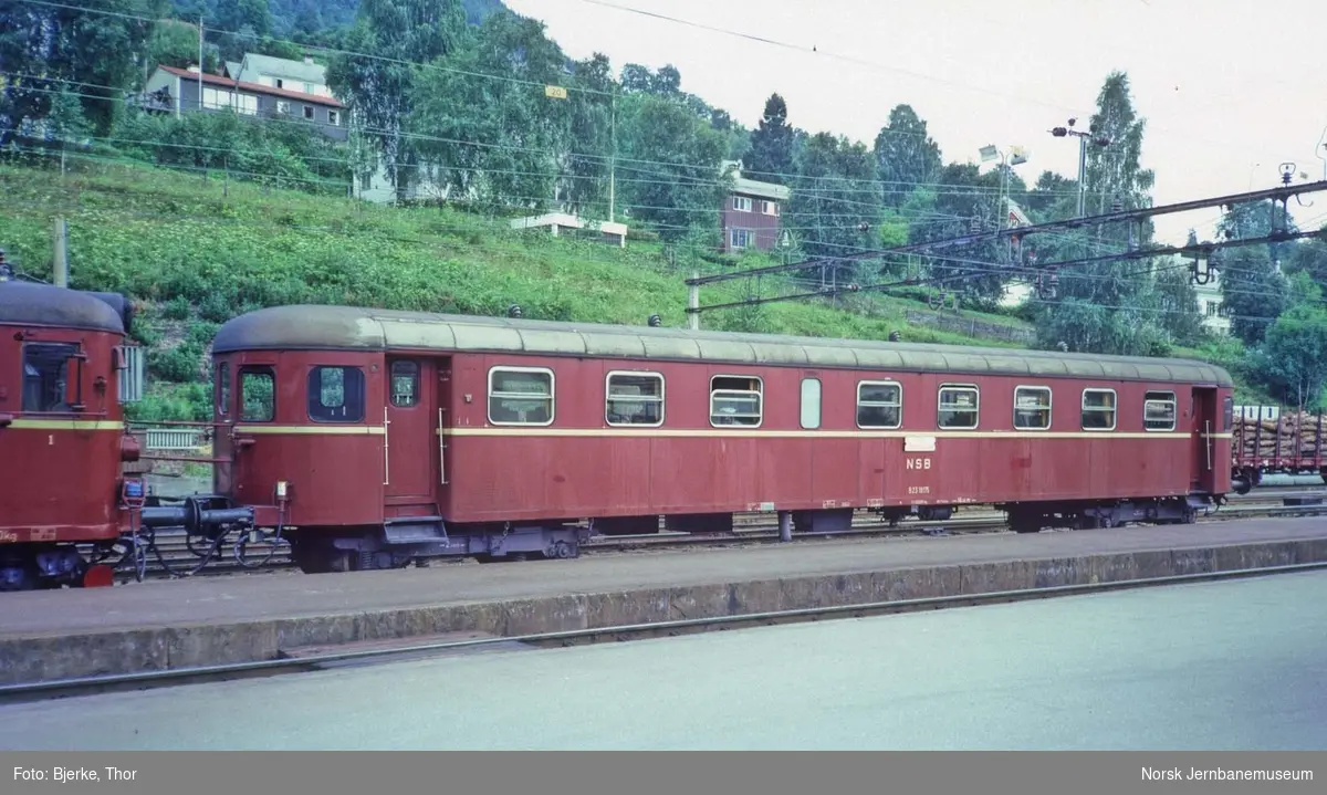 Personvogn litra B23 nr. 18175 i tog 617 til Bergen på Voss stasjon