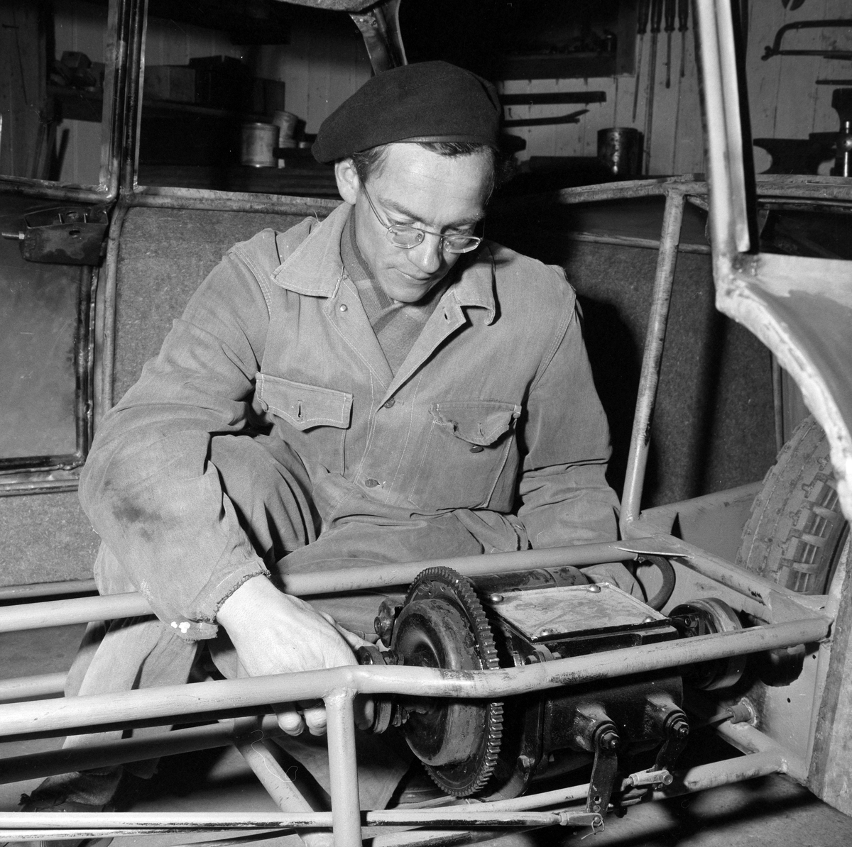 Johan E. Solberg lager bil på Byåsen