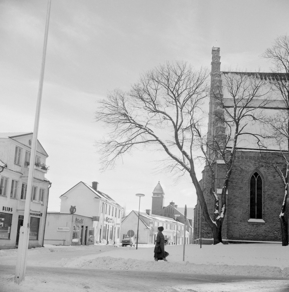 Affärs-och bostadsbebyggelsen längs Östra Kyrkogatan i Skänninge har helt förnyats sedan denna vinterdag 1962.