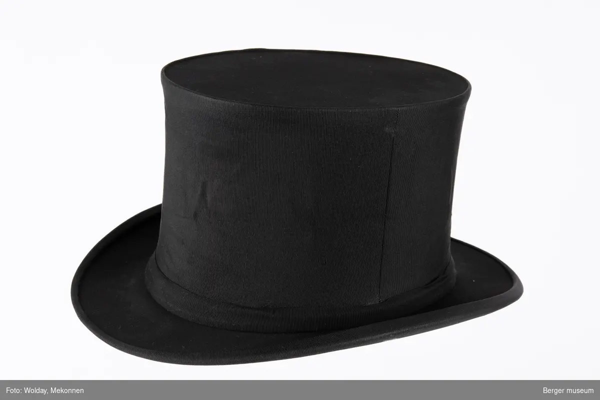 Chapeau claque («hatt som smeller») er en type sammenleggbar flosshatt som ble oppfunnet i 1812. Det ser ut som en modell fra rundt 1920.
Flosshatt, tidligere også kalt sylinderhatt eller bare høy hatt, er en høy hatt med stiv, sylinderformet pull og liten brem.