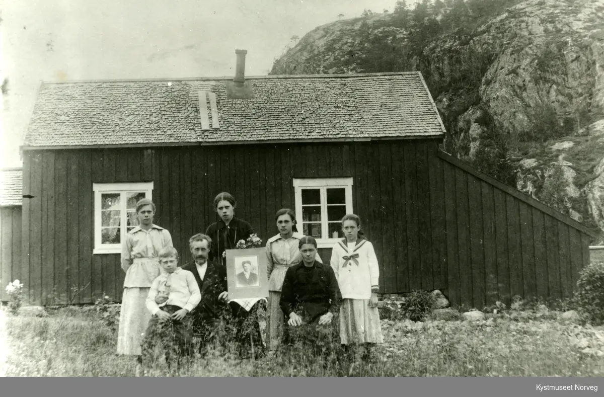 Nærøy, fra venstre: Olav Brun, Anton Adolf Brun, Petra Anette Brun. Bak Marie Brun Blavik, Jenny Brun Urdshals, Astrid Brun Hågensen og Ingrid Brun Bjørnli