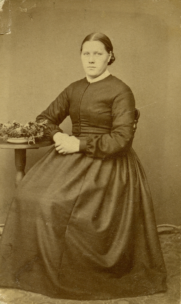 Portrett av kvinne - Marit Riseggen født Bortistu Neby (13.7.1842-30.3.1920)