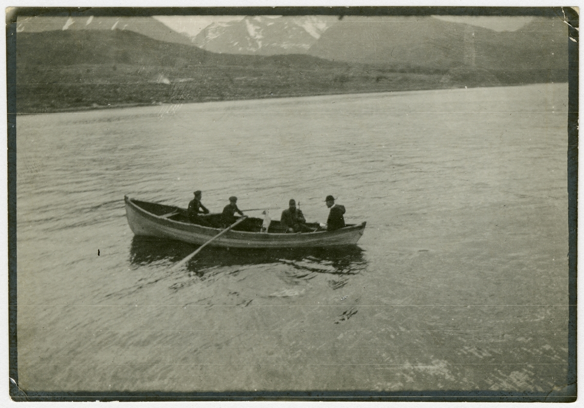 Antarktiska undsättningsexpeditionen. Roddbåt utanför Ushuaia, mitten av november 1903.