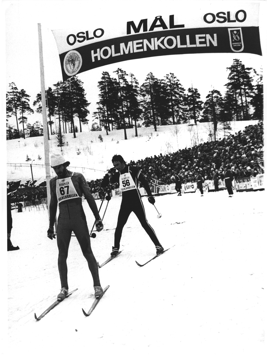 "Kollen". Thomas Wassberg i mål 50 km, fulgt av nr. 3 Lindvoll