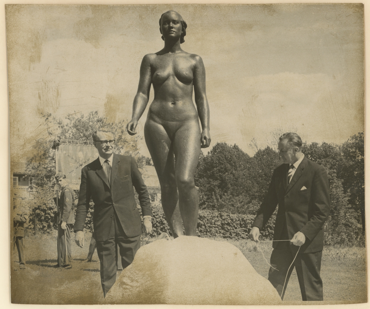 Skulpturen "Dame i bronse", kvinnefigur, står på Grimsrød, gave til byen fra familien Askvig. Avduket i 1964.