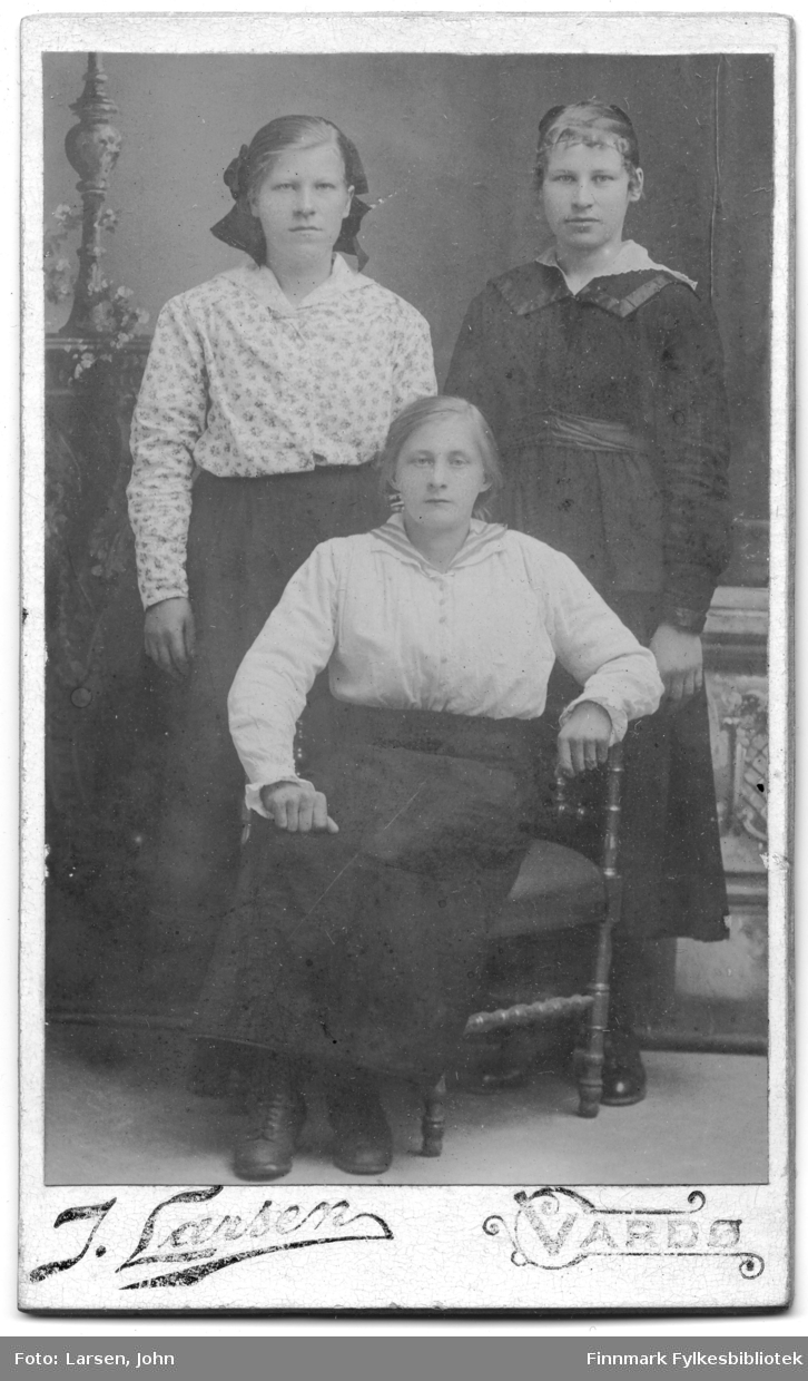 Visittkortgruppeportrett av tre kvinner, fotogrfaert av J. Larsen, Vardø. Fotografering ca. 1895 - 1905.