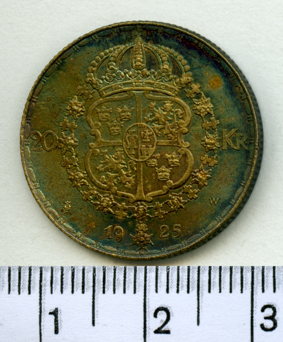 Mynt, sentida kopia av 20 kronor 1925, Gustaf V.

Myntet är i 2 delar som visar fram och baksida.