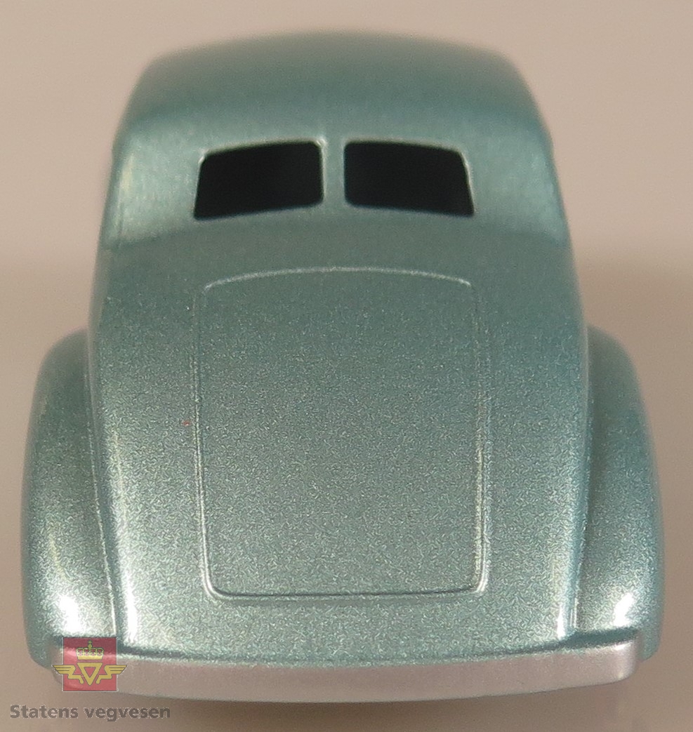 Modellbil av en Studebaker Coupe. Bilen er grå med røde hjulkapsler.