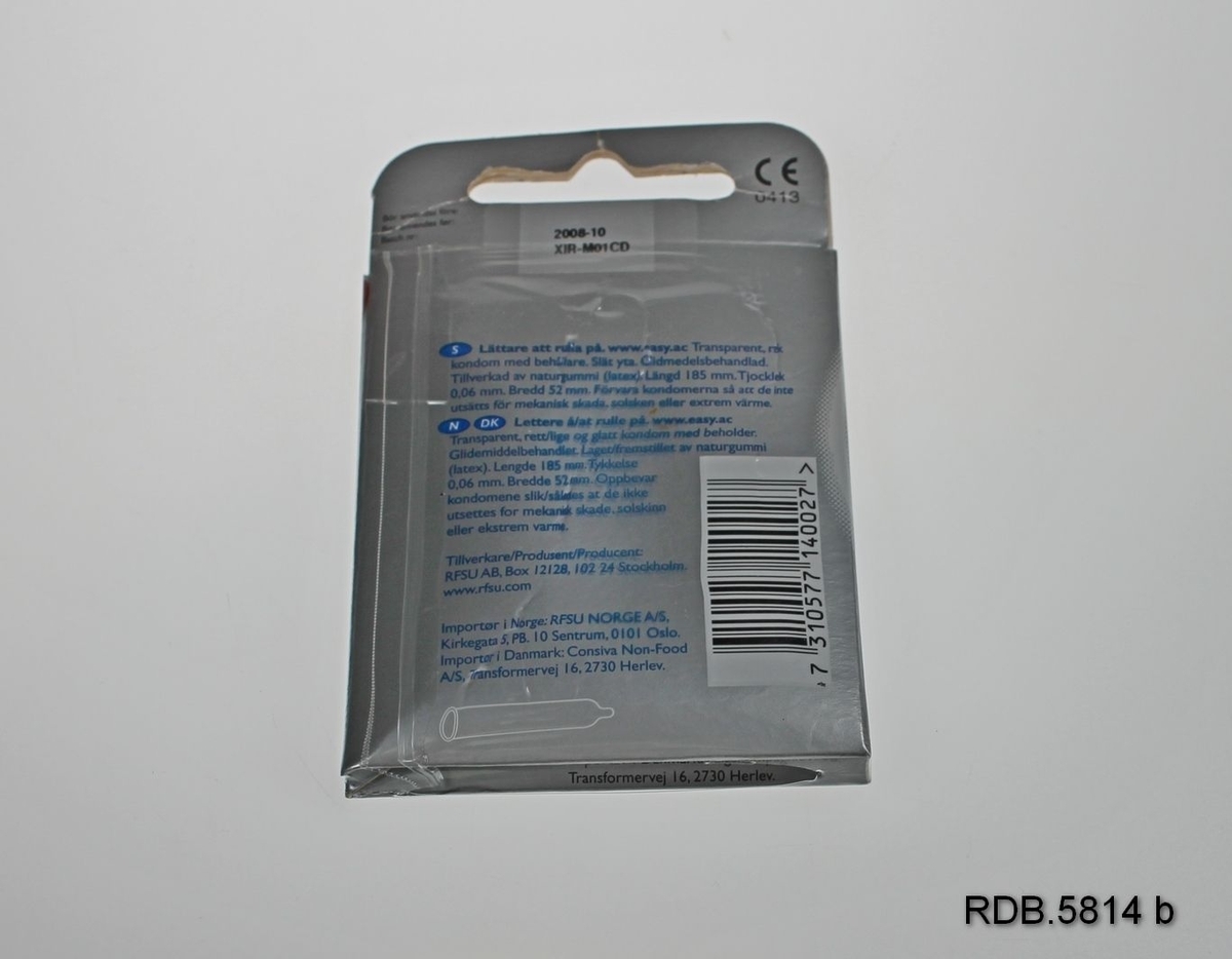En uåpnet pakke som inneholder 6 kondomer merke Easy. Sølvfarget pappetui. Øverst en utstanset åpning til å henge pakken opp etter.