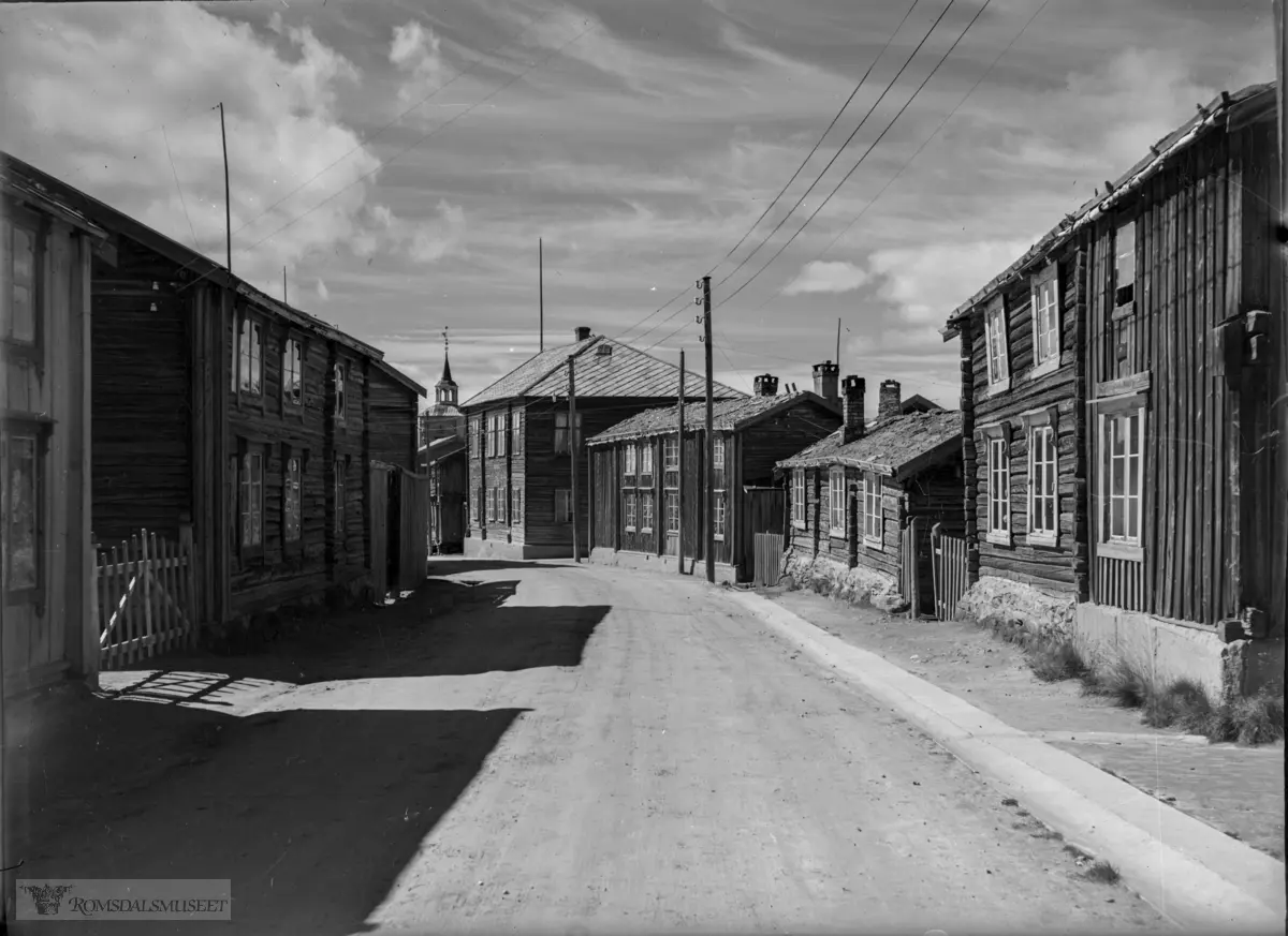 Røros. Fra Svenskveien mot Røros sentrum. - Romsdalsmuseet / DigitaltMuseum