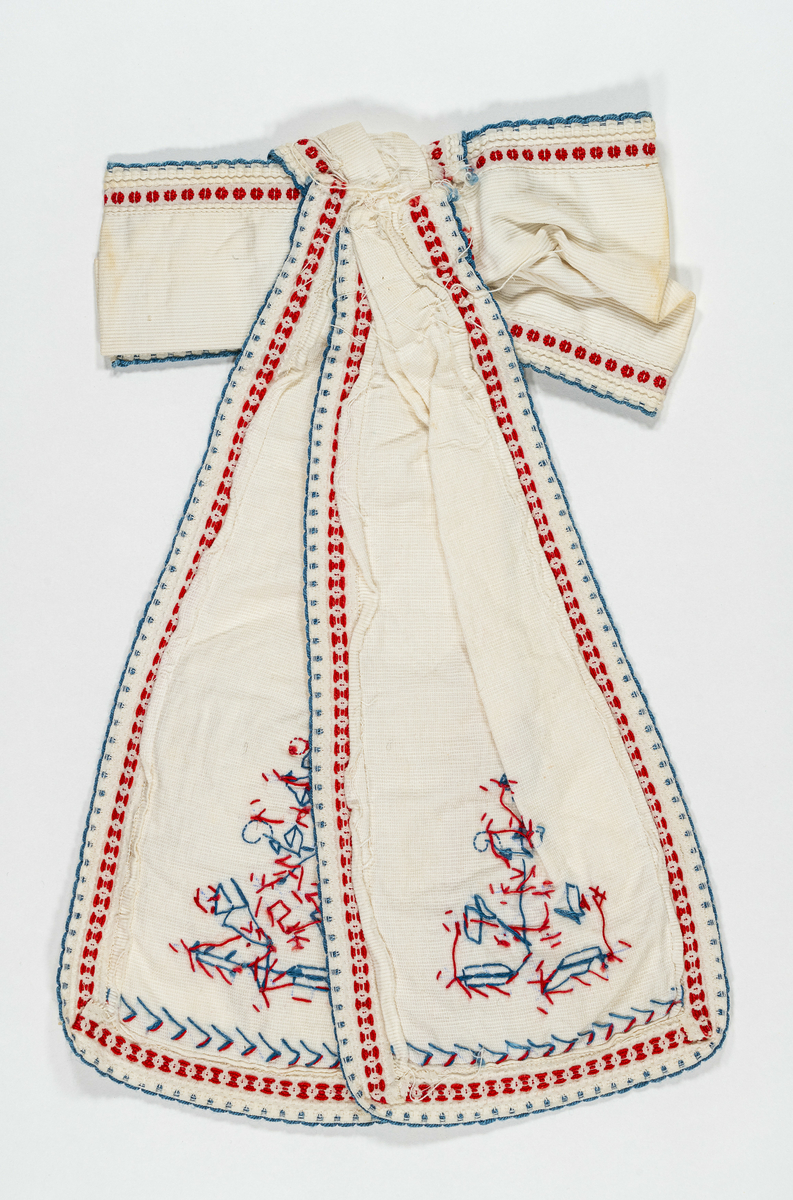 Stor tekstilsløyfe i samme tekstil og broderier som kjolen med nummer PEM.162 
Har tilhørt Sara Fabricius.