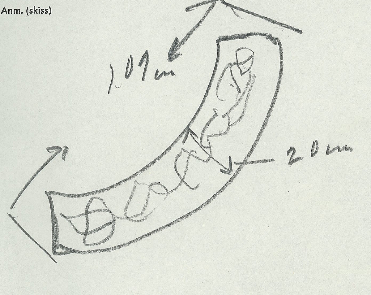 Skulptur av en triton, svängd mot höger.
Tritonen är framställd i vänster profil och avtecknar sig i hög relief mot det släta bakstycket. Tritonen har en stor näsa och treflikig mustasch. På huvudet sitter en hjälm med dekorativa bladvoluter. Armarna är ersatta av långa, flikiga bladslingor. Bålens övergång i den fjällförsedda fiskstjärten markeras av stora bladbildningar. Tritonens stjärt döljs bakom stjärten och vingen till en under liggande drake, se fyndnummer 21277. På baksidan finns urtag för relingslisten.
Skulpturen är mycket välbevarad.

Text in English: A sculpture of a Triton curved to the right.
The figure is seen in left profile, in high relief against a plain back board. The face has a large nose and a moustache that splits into three parts. On its head is a helmet with decorative leaf volutes. The arms are replaced by long, lobed leaf formations. The transition area between the male torso and the scaled fish-tail is decorated with large leaves. The rear is hidden behind a dragon''s coiled tail and broad wing situated below, see No. 21277. There are notches on the back that fit into the railing.
The sculpture is very well preserved.