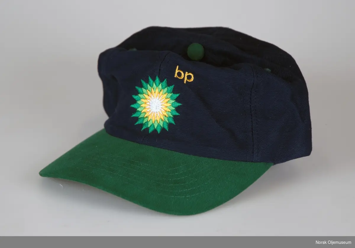 Skyggelue med oljeselskapet BP sin logo.