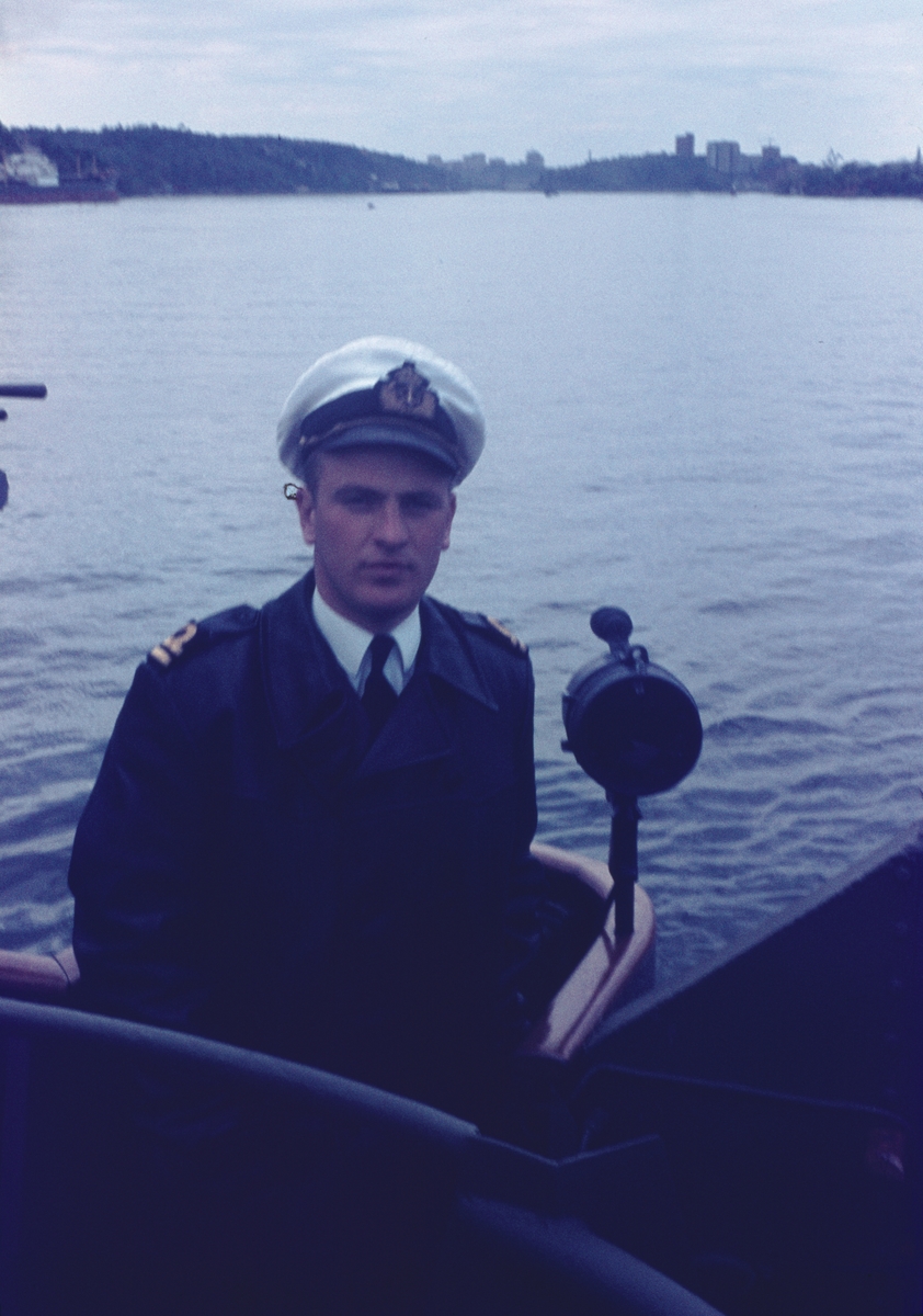 Bilden visar fartygschefen av minsveparen Tärnö på sin kommandobrygga.