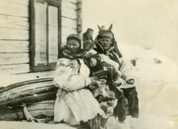 Familiebilde av en ukjent samisk familie. Nummerert med nr 7