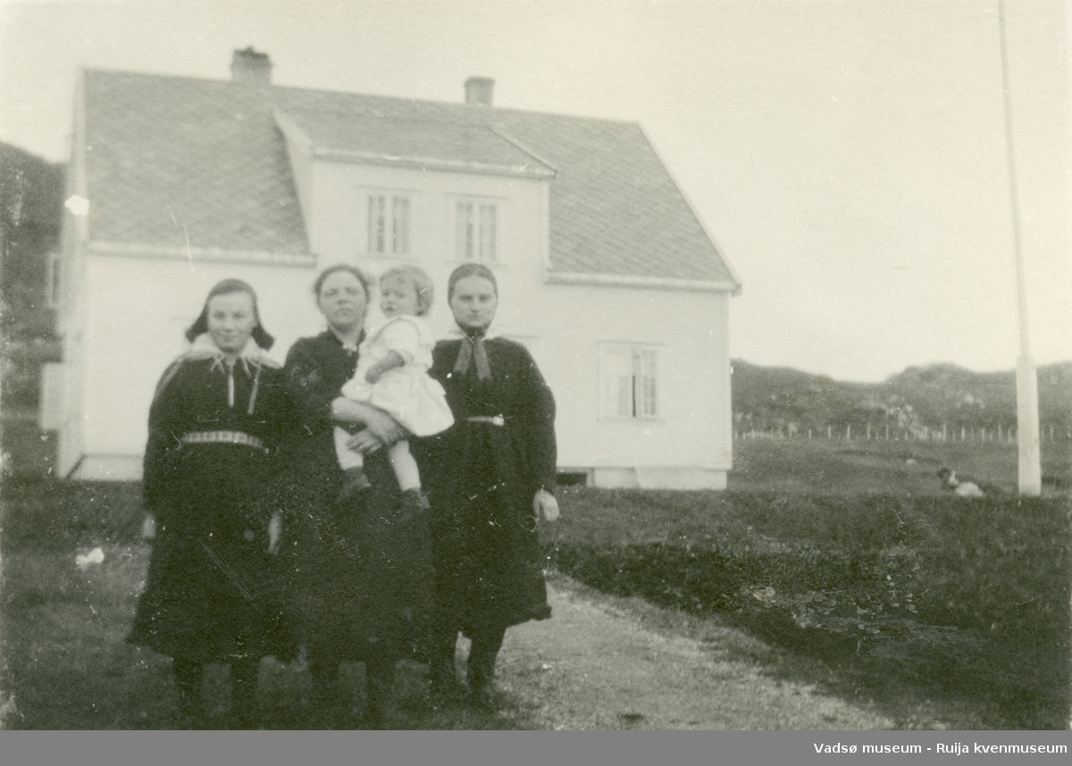 Foran Kolvik barnehjem i Porsanger, Finnmark. 1920-1925. 

Kvinnen til venstre er Sofie Margrethe Mathisen (1907-1996) og kvinnen i midten Kristine Mathilde Kristiandatter Smestad som var ansatt på barnehjemmet. Kvinnen til høyre er Sofie Elen Anna Johnsen (1906-1990) fra Anopset.



