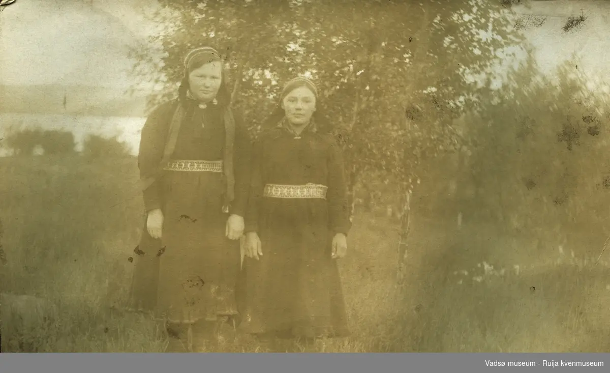 To samiske unge kvinner i kofter.